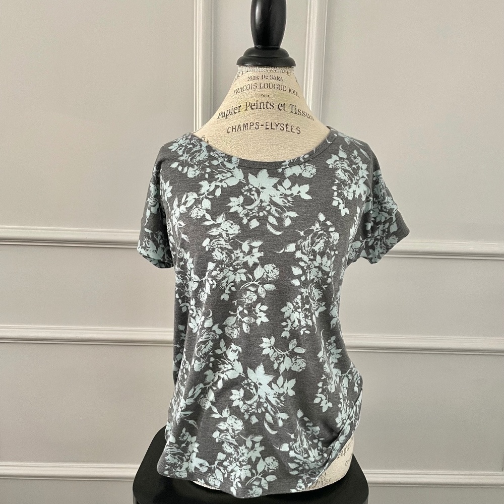 Oh so soft grey gray t shirt short sleeve tee with light blue floral pattern